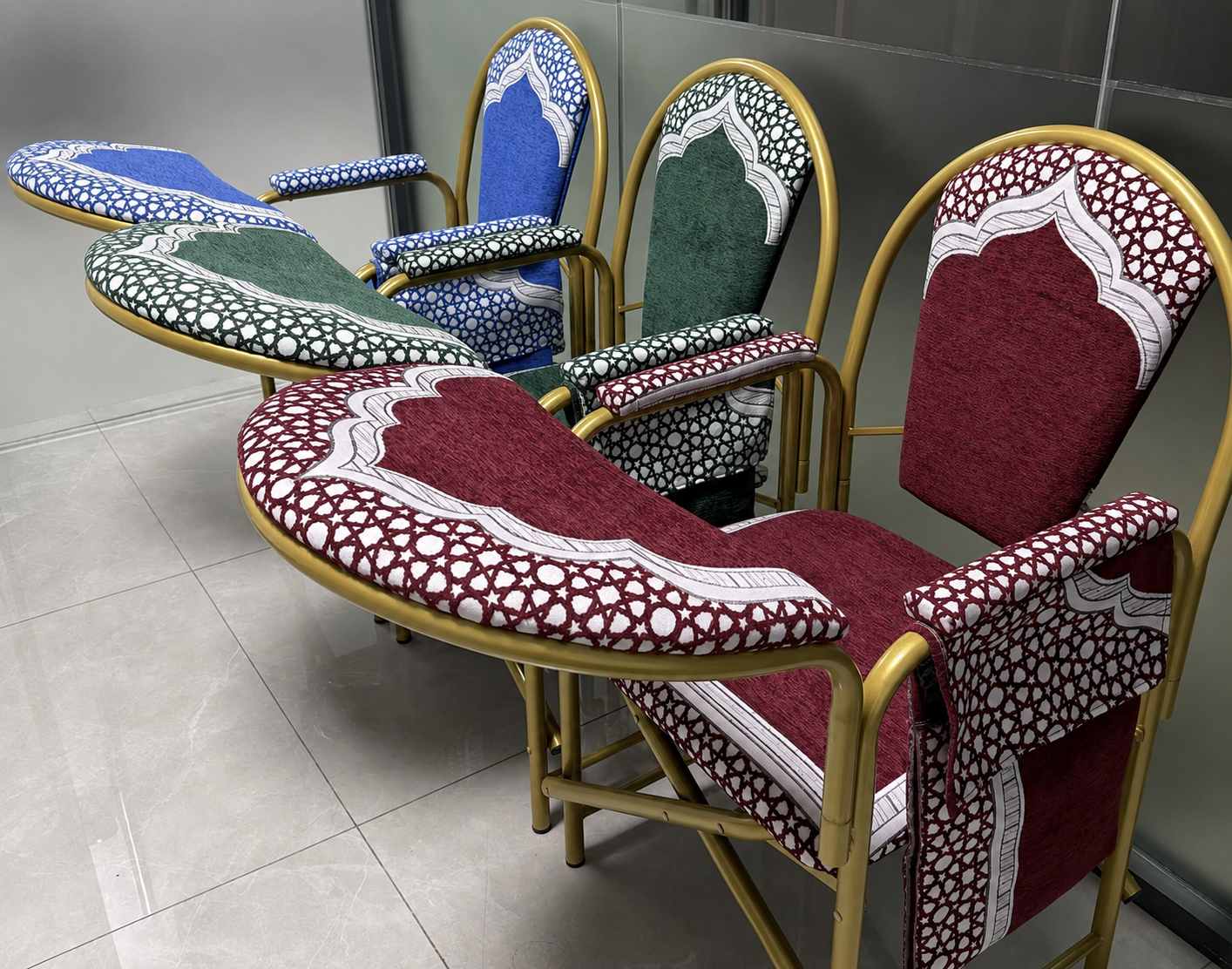 Drie SAFF gebedsstoelen in blauw, groen en bordeaux